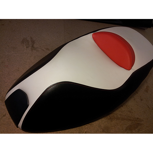 ASIENTO NEGRO ROJO BLANCO